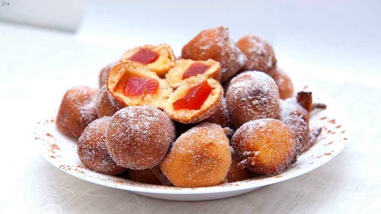 Bolinho de chuva recheado com goiabada