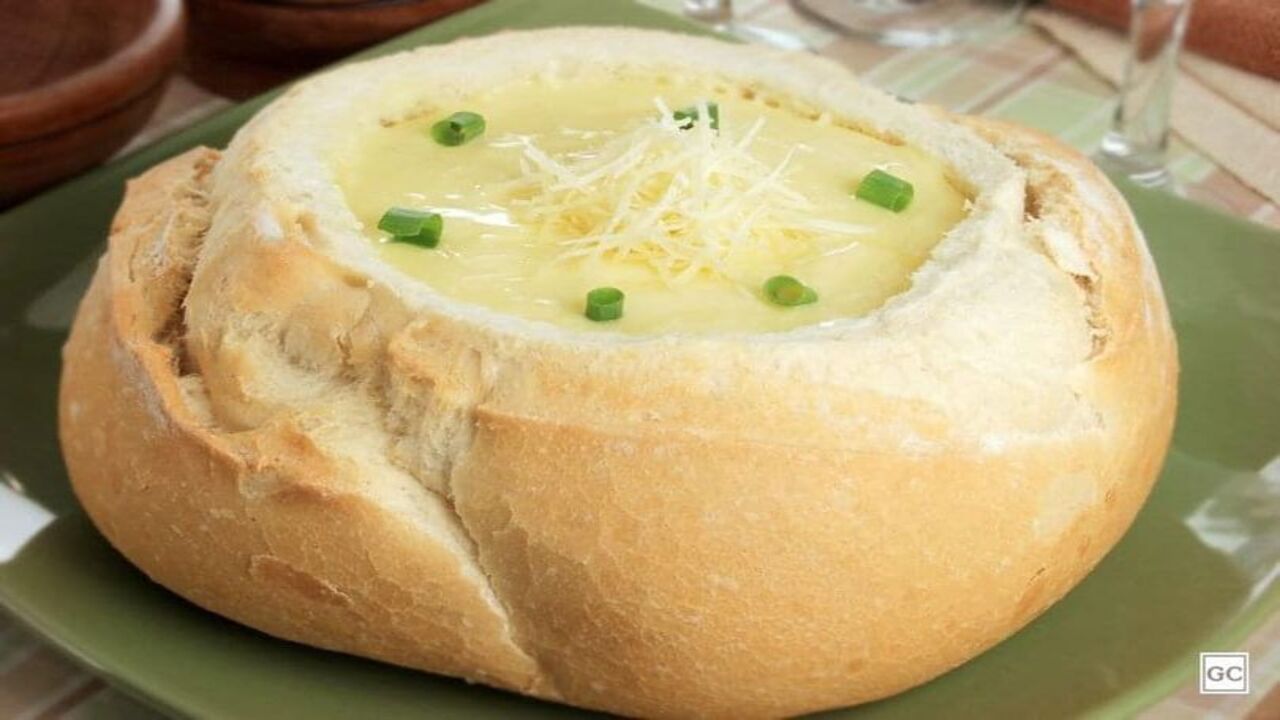 Caldo aos 4 queijos no pão italiano