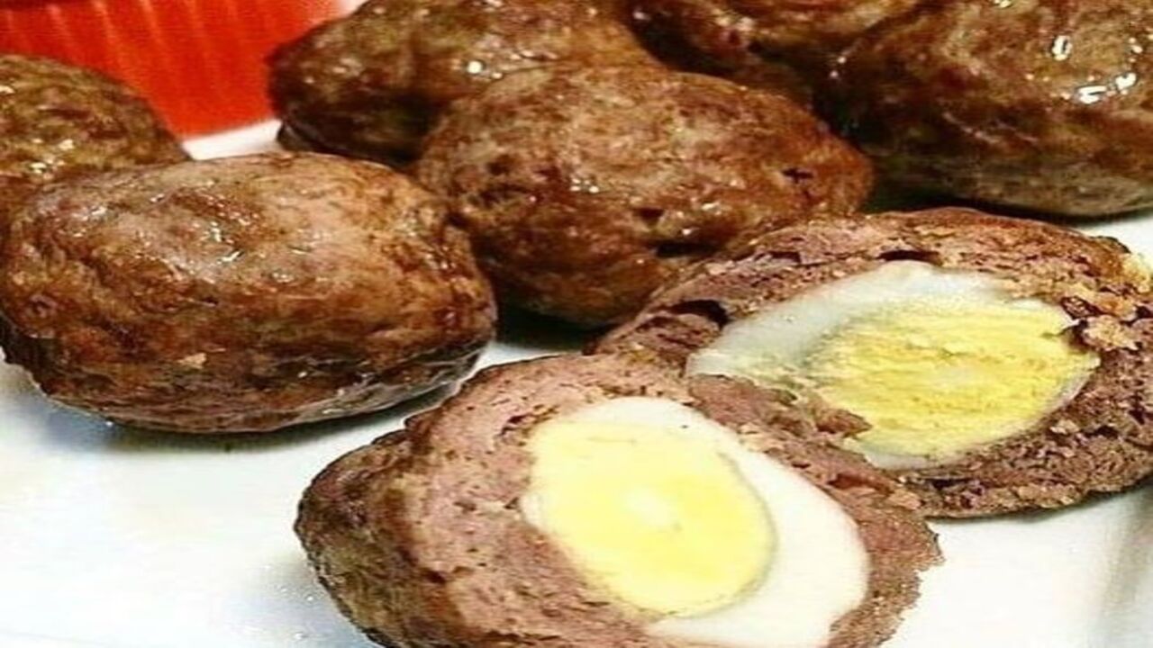 Bolovo: Bolinho de carne com ovo