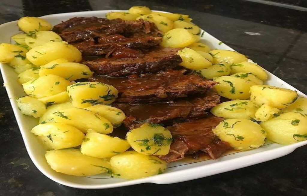 Carne assada com batatas